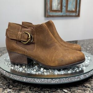 Clarks Tan leather Ankle Booties with Dual Buckle NEW 6.5